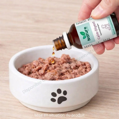 Calm Digest versé dans la nourriture du chien ou du chat